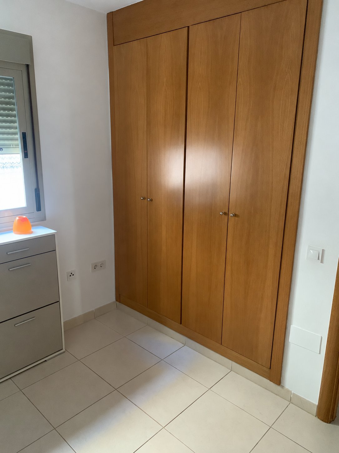 AMPLIO PISO CON GRAN TERRAZA, DOS GARAJES Y TRASTERO EN LA COLINA – TORREMOLINOS