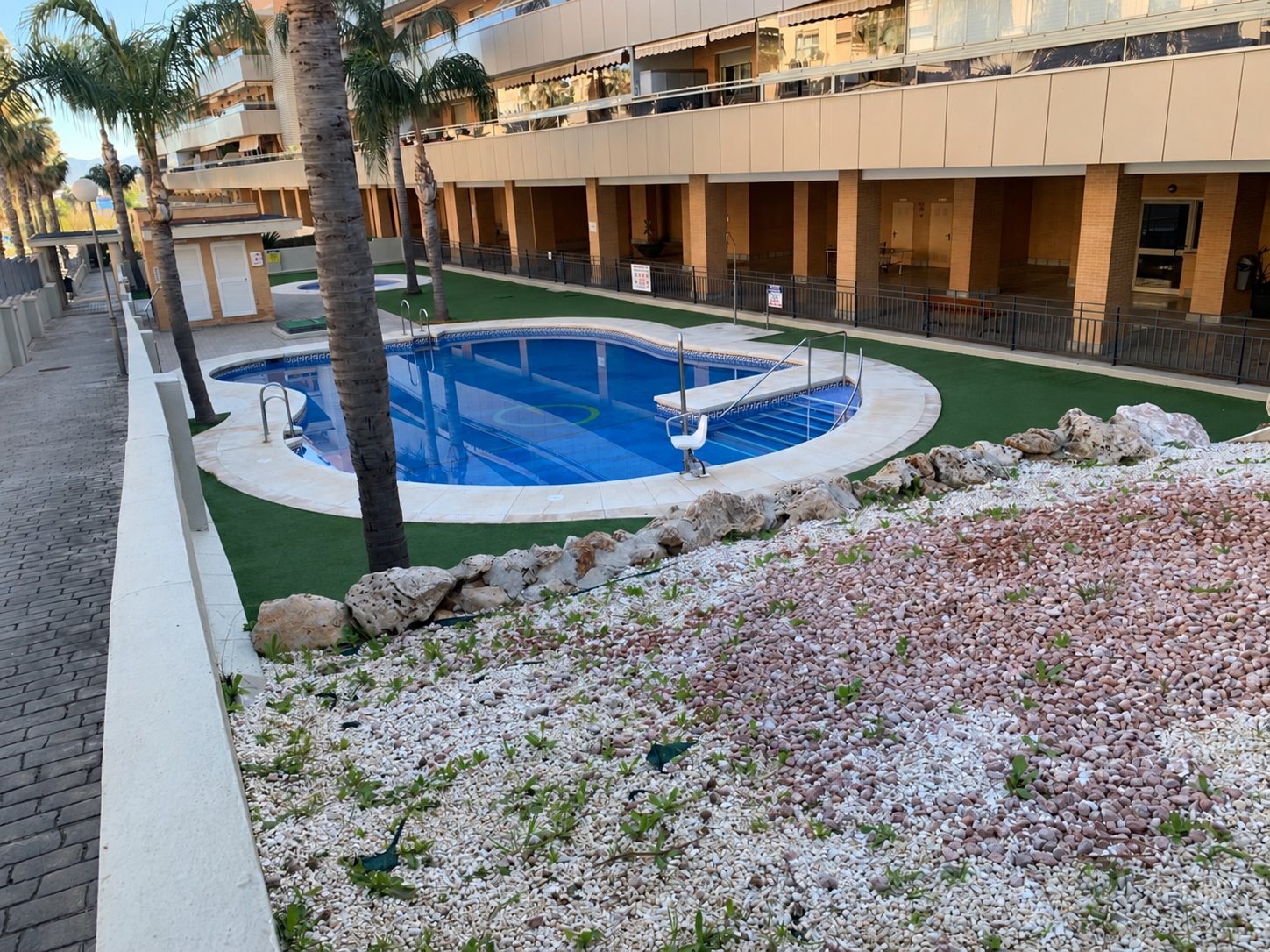AMPLIO PISO CON GRAN TERRAZA, DOS GARAJES Y TRASTERO EN LA COLINA – TORREMOLINOS