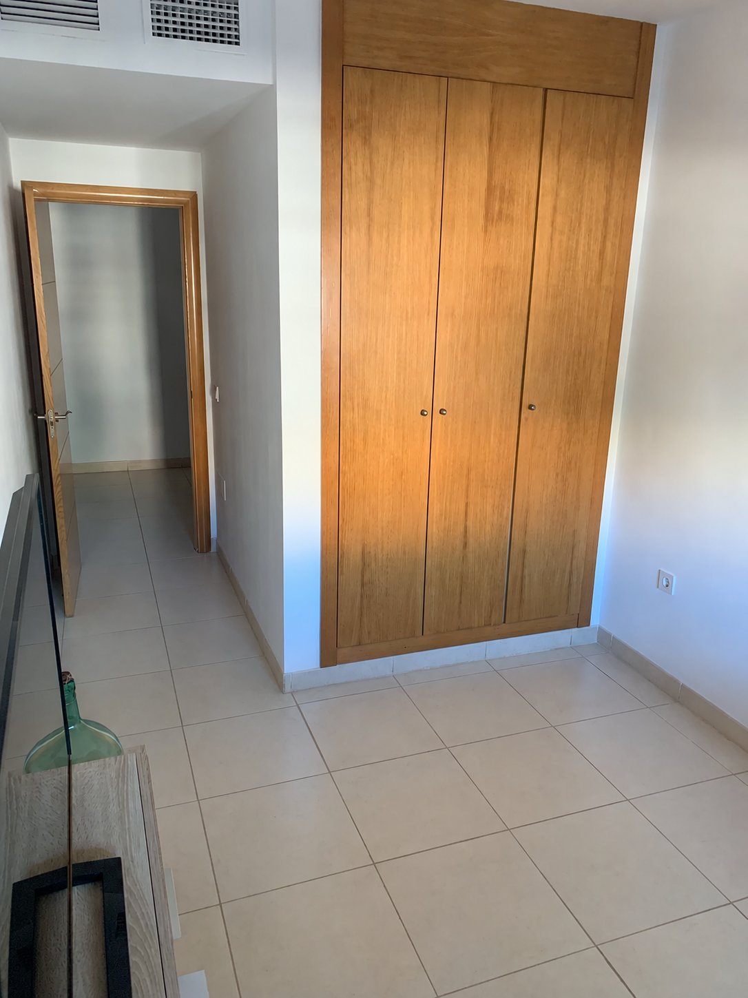 AMPLIO PISO CON GRAN TERRAZA, DOS GARAJES Y TRASTERO EN LA COLINA – TORREMOLINOS