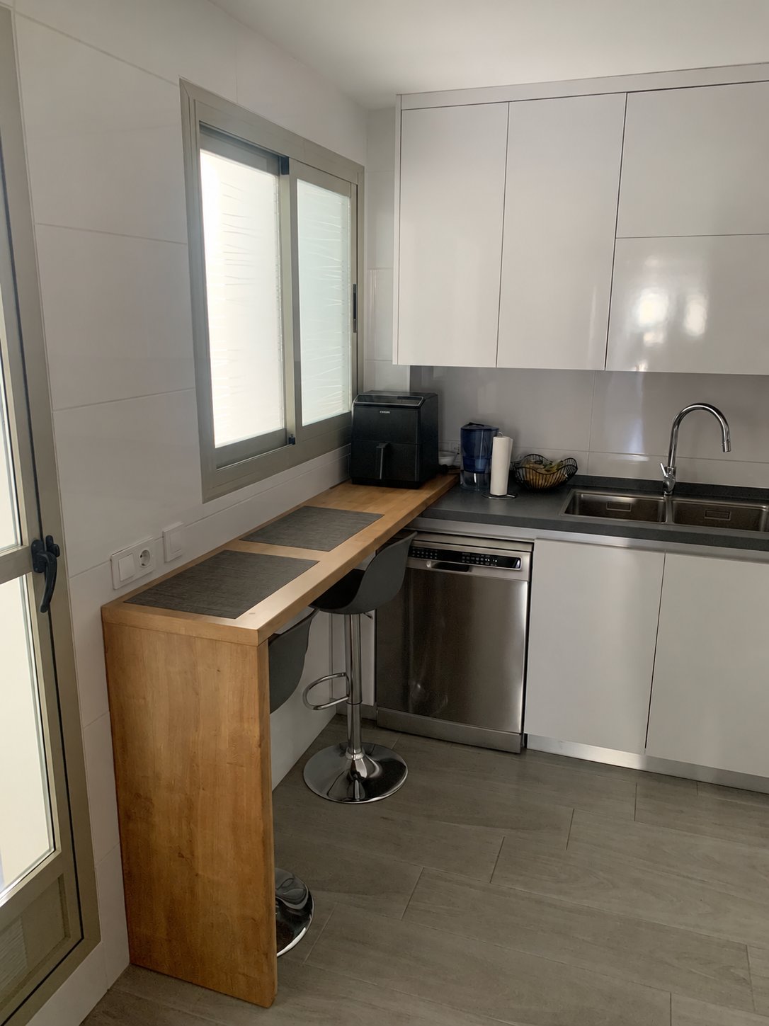 AMPLIO PISO CON GRAN TERRAZA, DOS GARAJES Y TRASTERO EN LA COLINA – TORREMOLINOS