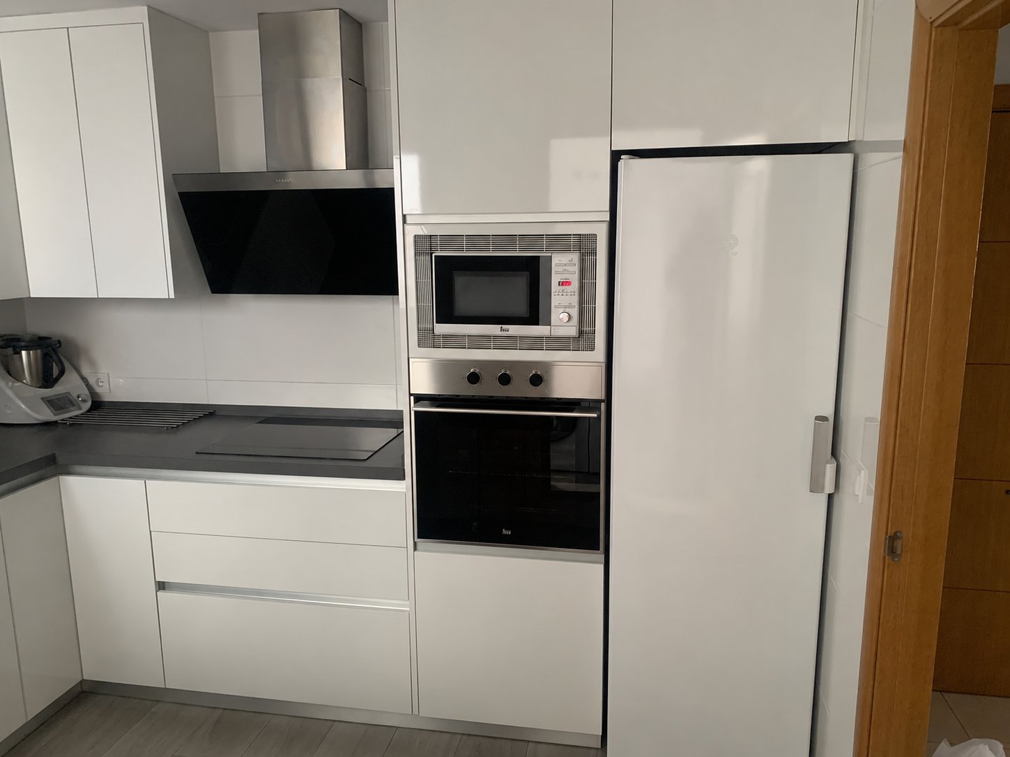 AMPLIO PISO CON GRAN TERRAZA, DOS GARAJES Y TRASTERO EN LA COLINA – TORREMOLINOS