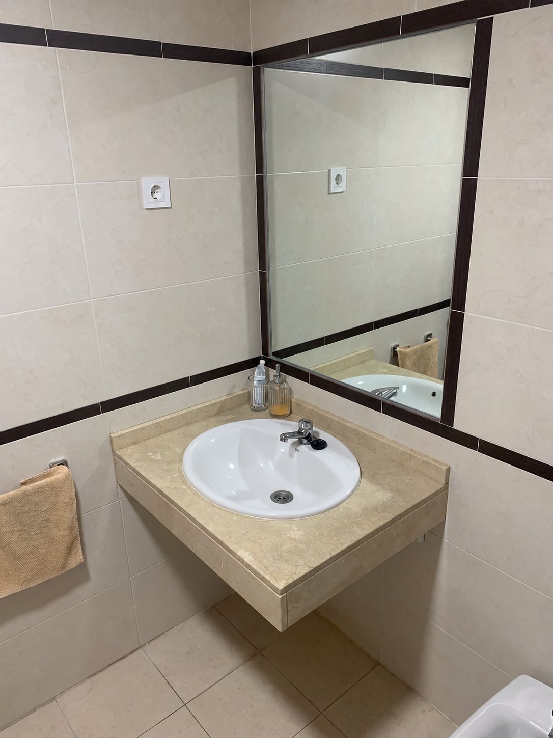 AMPLIO PISO CON GRAN TERRAZA, DOS GARAJES Y TRASTERO EN LA COLINA – TORREMOLINOS