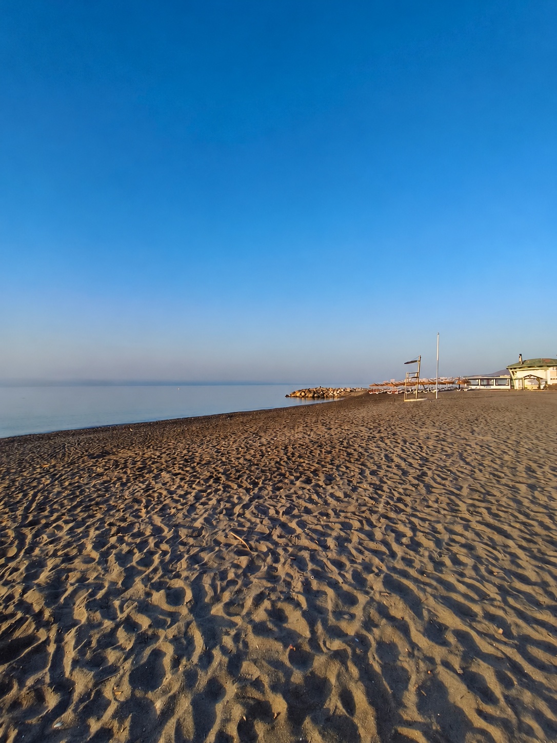 PISO DE 3 DORMITORIOS CON TERRAZA, PISCINA Y GARAJE EN GUADALMAR – MÁLAGA