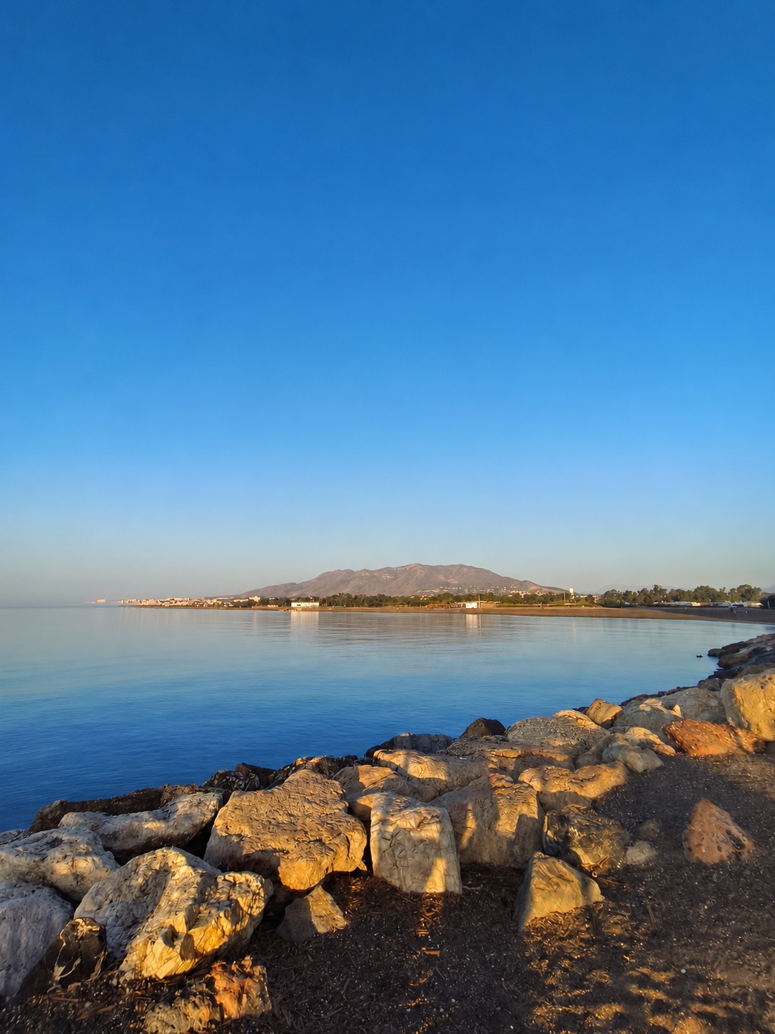 PISO DE 3 DORMITORIOS CON TERRAZA, PISCINA Y GARAJE EN GUADALMAR – MÁLAGA