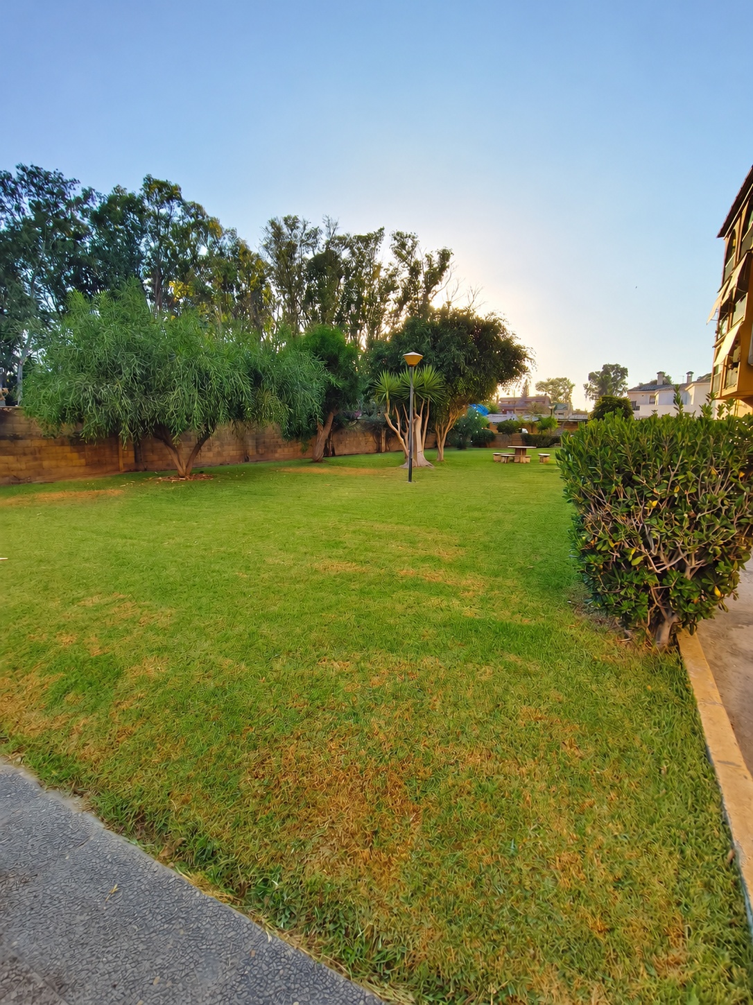 PISO DE 3 DORMITORIOS CON TERRAZA, PISCINA Y GARAJE EN GUADALMAR – MÁLAGA