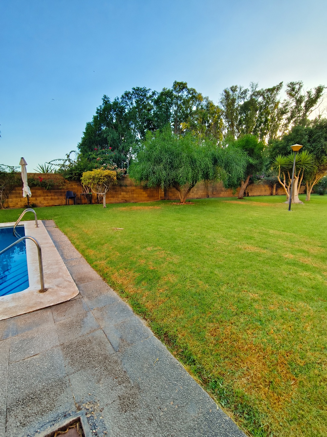 PISO DE 3 DORMITORIOS CON TERRAZA, PISCINA Y GARAJE EN GUADALMAR – MÁLAGA