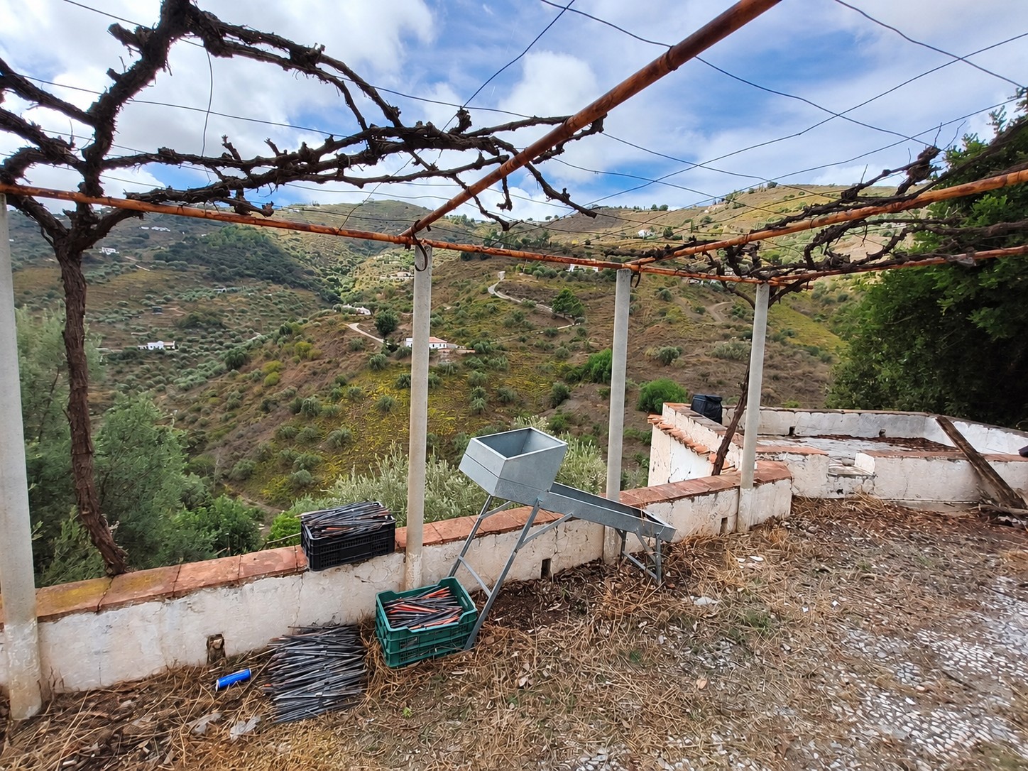 CORTIJO CON 5.650 M² DE TERRENO, VISTAS ABIERTAS Y GRAN POTENCIAL EN CÓMPETA – MÁLAGA