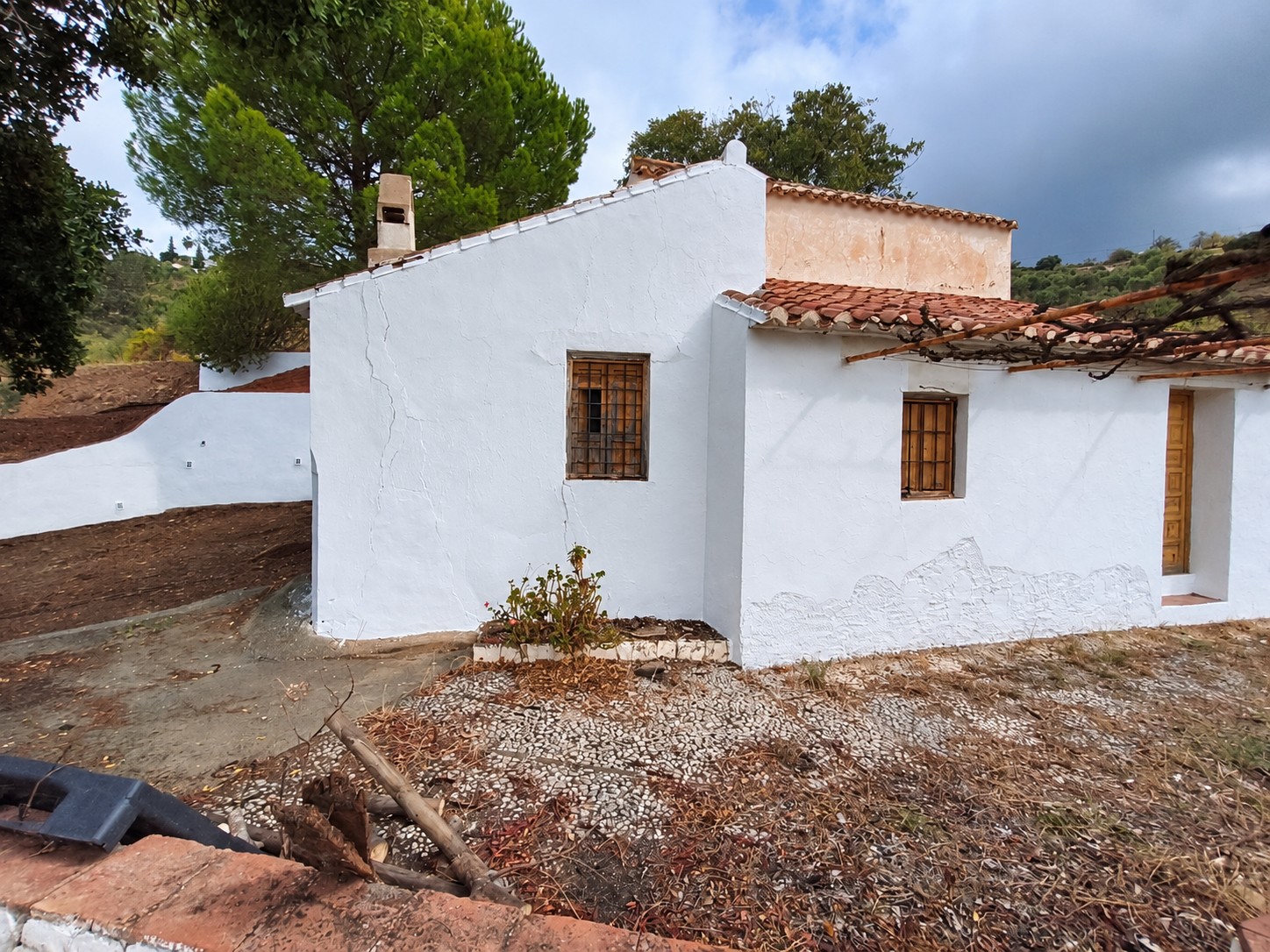 CORTIJO CON 5.650 M² DE TERRENO, VISTAS ABIERTAS Y GRAN POTENCIAL EN CÓMPETA – MÁLAGA