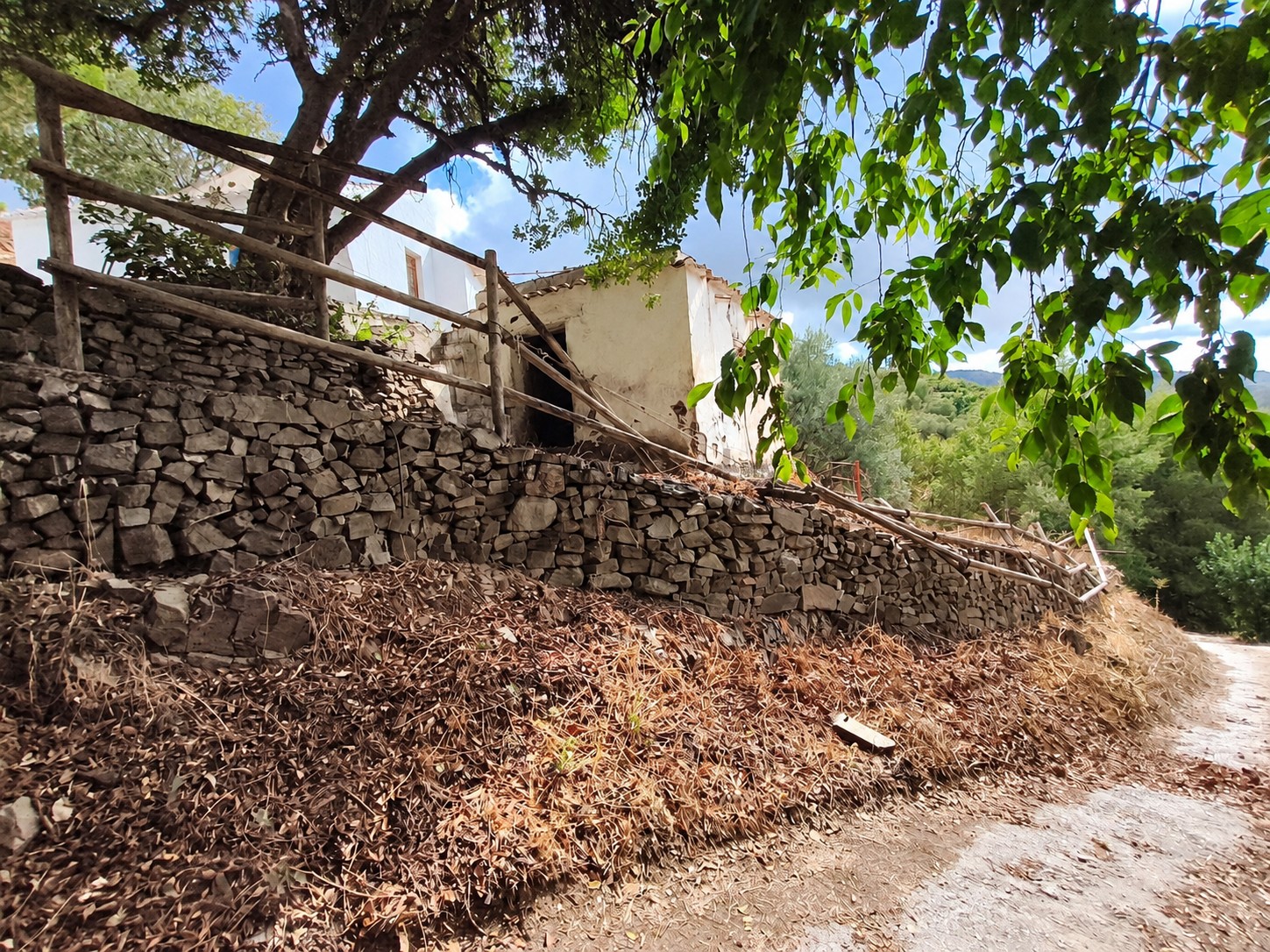 CORTIJO CON 5.650 M² DE TERRENO, VISTAS ABIERTAS Y GRAN POTENCIAL EN CÓMPETA – MÁLAGA