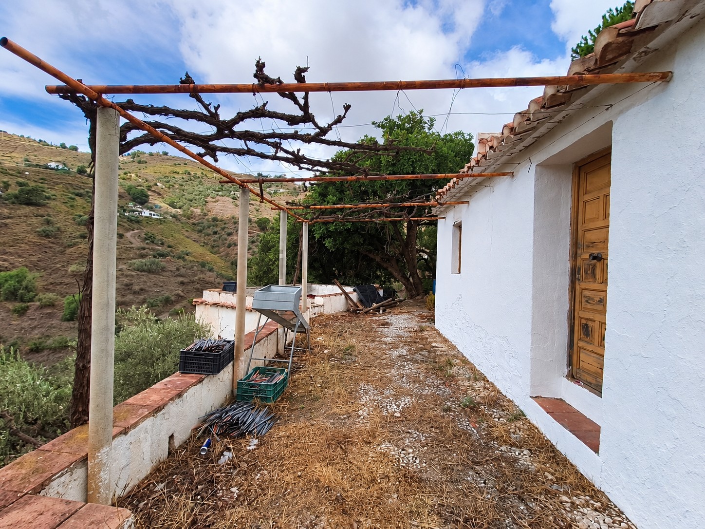 CORTIJO CON 5.650 M² DE TERRENO, VISTAS ABIERTAS Y GRAN POTENCIAL EN CÓMPETA – MÁLAGA