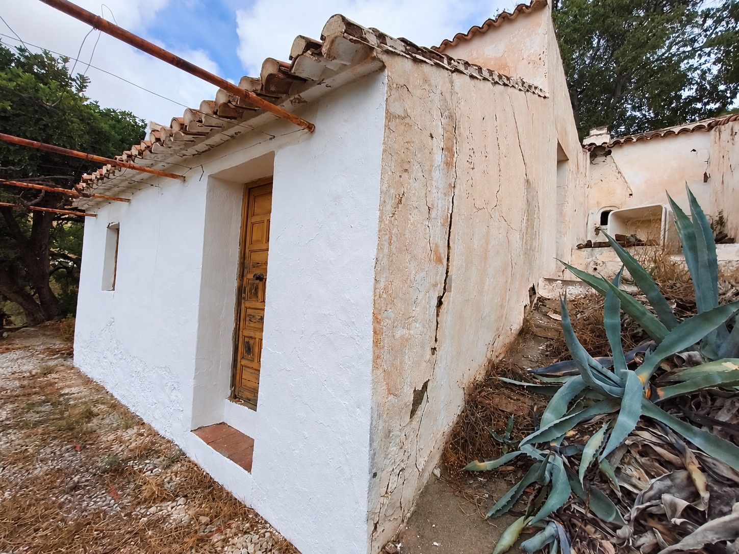 CORTIJO CON 5.650 M² DE TERRENO, VISTAS ABIERTAS Y GRAN POTENCIAL EN CÓMPETA – MÁLAGA