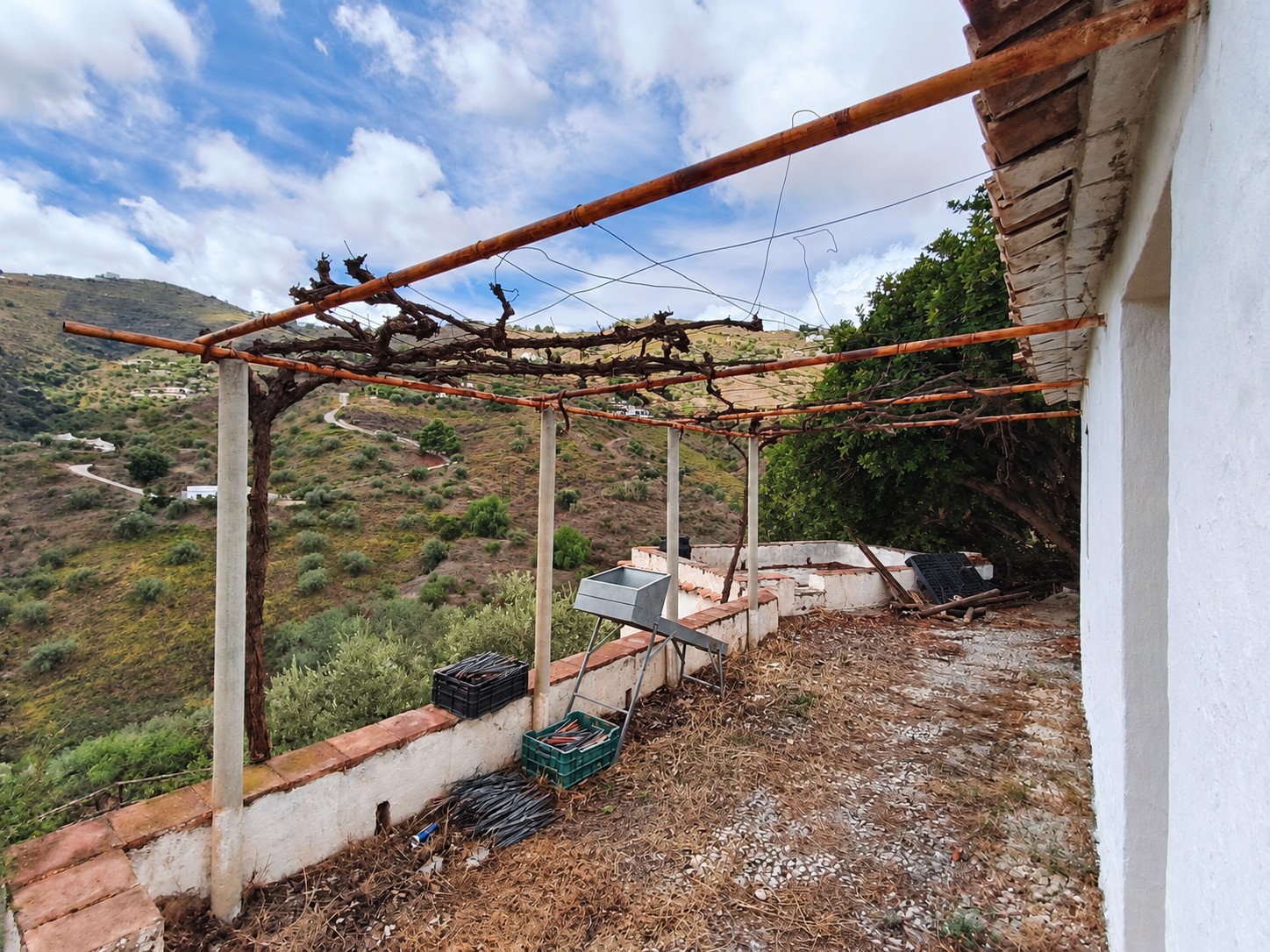 CORTIJO CON 5.650 M² DE TERRENO, VISTAS ABIERTAS Y GRAN POTENCIAL EN CÓMPETA – MÁLAGA
