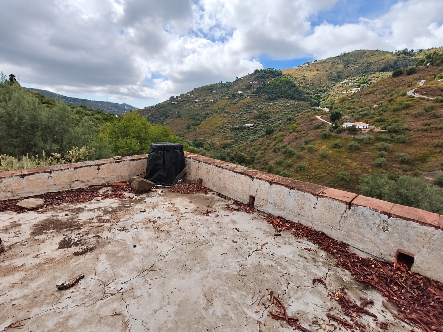 CORTIJO CON 5.650 M² DE TERRENO, VISTAS ABIERTAS Y GRAN POTENCIAL EN CÓMPETA – MÁLAGA