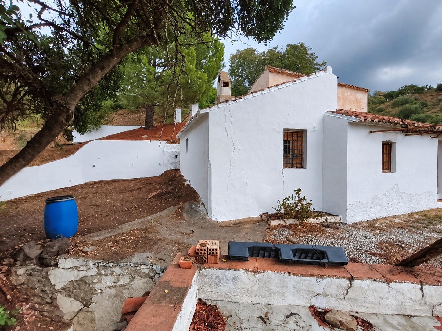 CORTIJO CON 5.650 M² DE TERRENO, VISTAS ABIERTAS Y GRAN POTENCIAL EN CÓMPETA – MÁLAGA