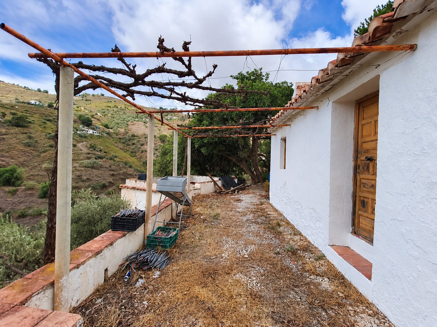 CORTIJO CON 5.650 M² DE TERRENO, VISTAS ABIERTAS Y GRAN POTENCIAL EN CÓMPETA – MÁLAGA