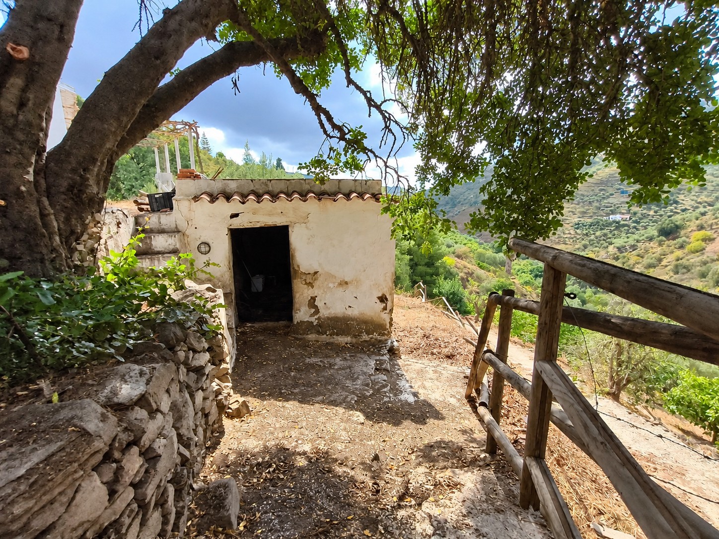 CORTIJO CON 5.650 M² DE TERRENO, VISTAS ABIERTAS Y GRAN POTENCIAL EN CÓMPETA – MÁLAGA