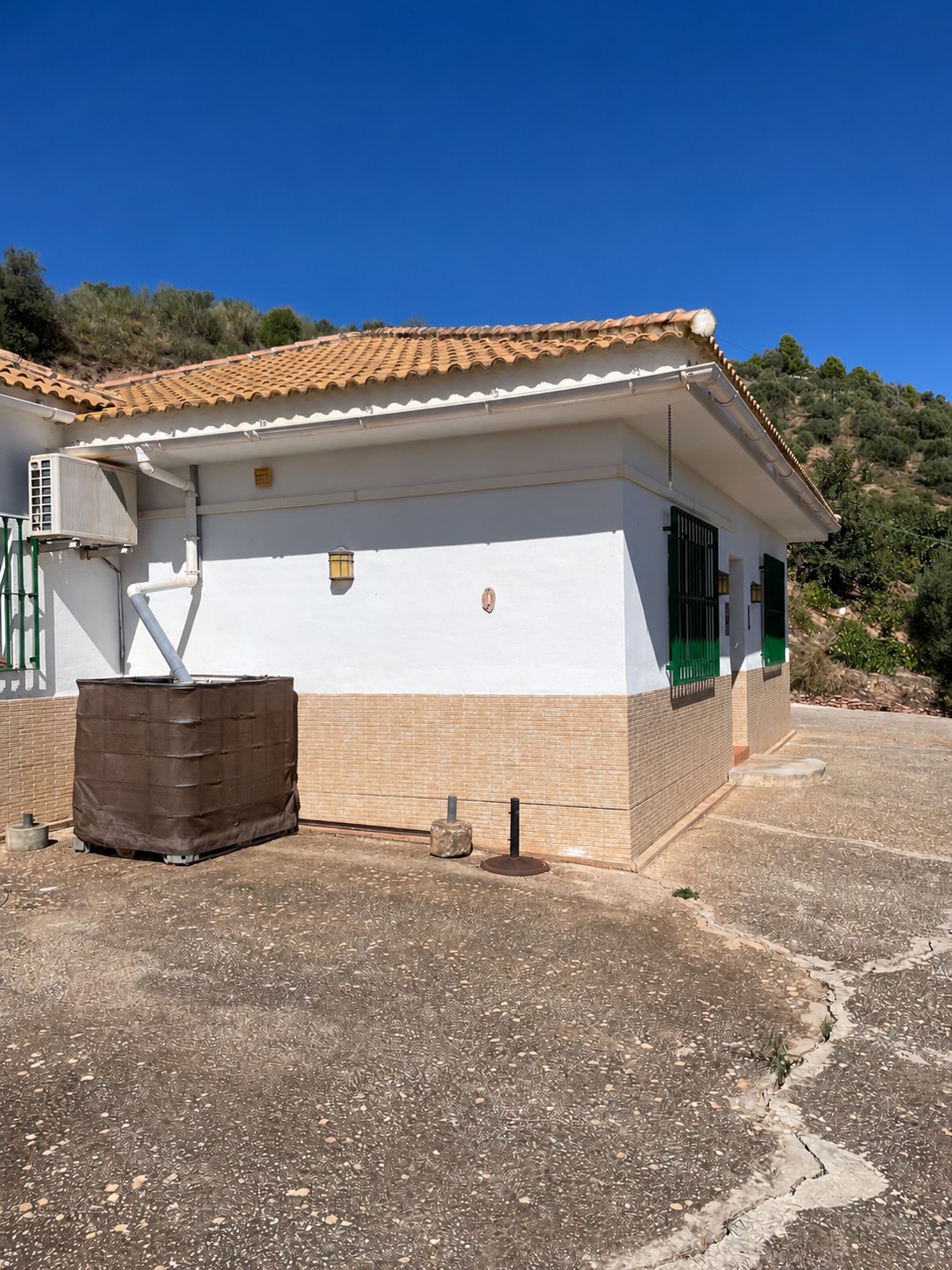 CASA DE CAMPO CON PARCELA, GARAJE Y ESPECTACULARES VISTAS EN COLMENAR – MÁLAGA