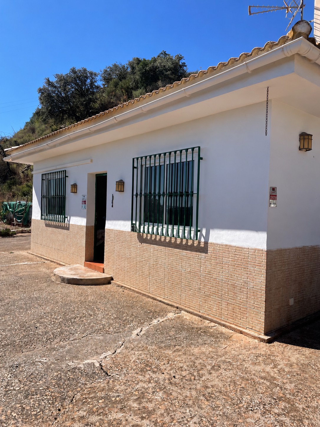CASA DE CAMPO CON PARCELA, GARAJE Y ESPECTACULARES VISTAS EN COLMENAR – MÁLAGA