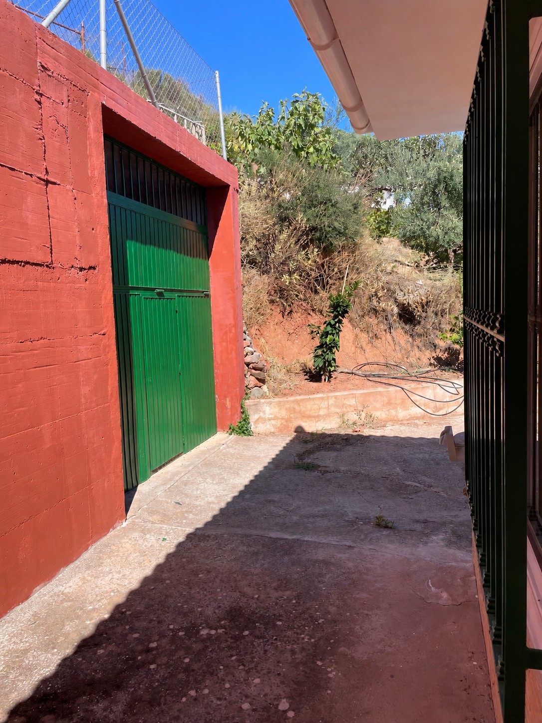 CASA DE CAMPO CON PARCELA, GARAJE Y ESPECTACULARES VISTAS EN COLMENAR – MÁLAGA
