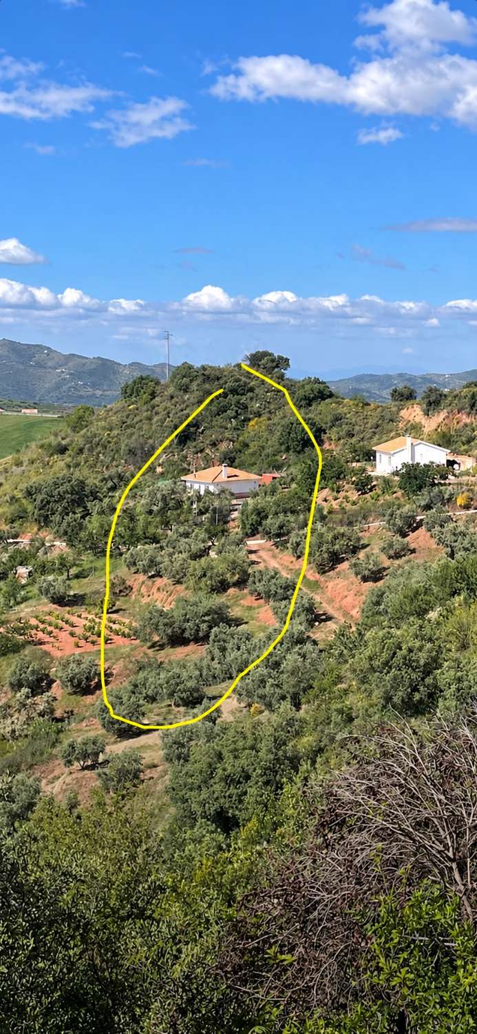 CASA DE CAMPO CON PARCELA, GARAJE Y ESPECTACULARES VISTAS EN COLMENAR – MÁLAGA