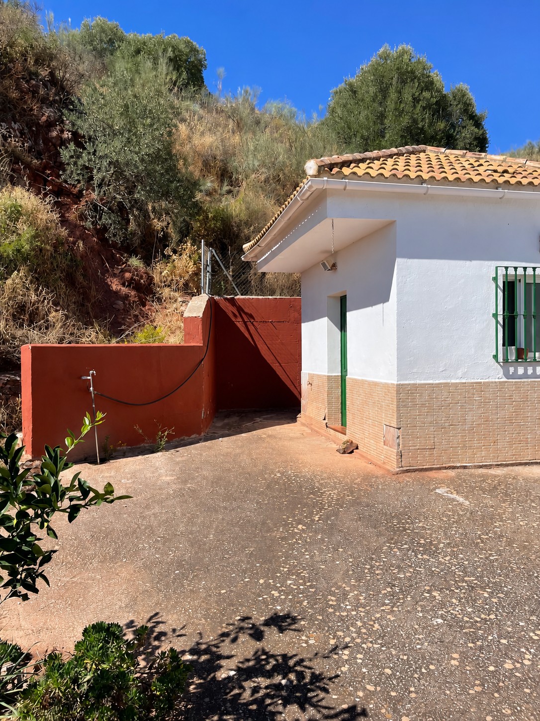 CASA DE CAMPO CON PARCELA, GARAJE Y ESPECTACULARES VISTAS EN COLMENAR – MÁLAGA