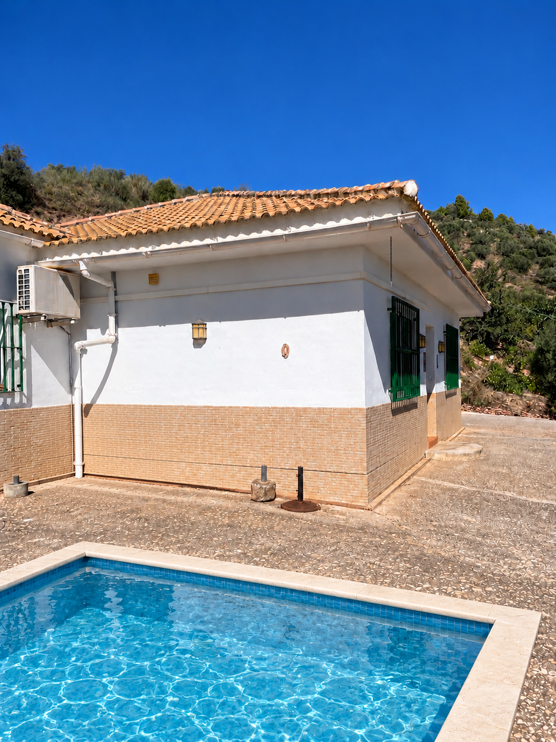 CASA DE CAMPO CON PARCELA, GARAJE Y ESPECTACULARES VISTAS EN COLMENAR – MÁLAGA