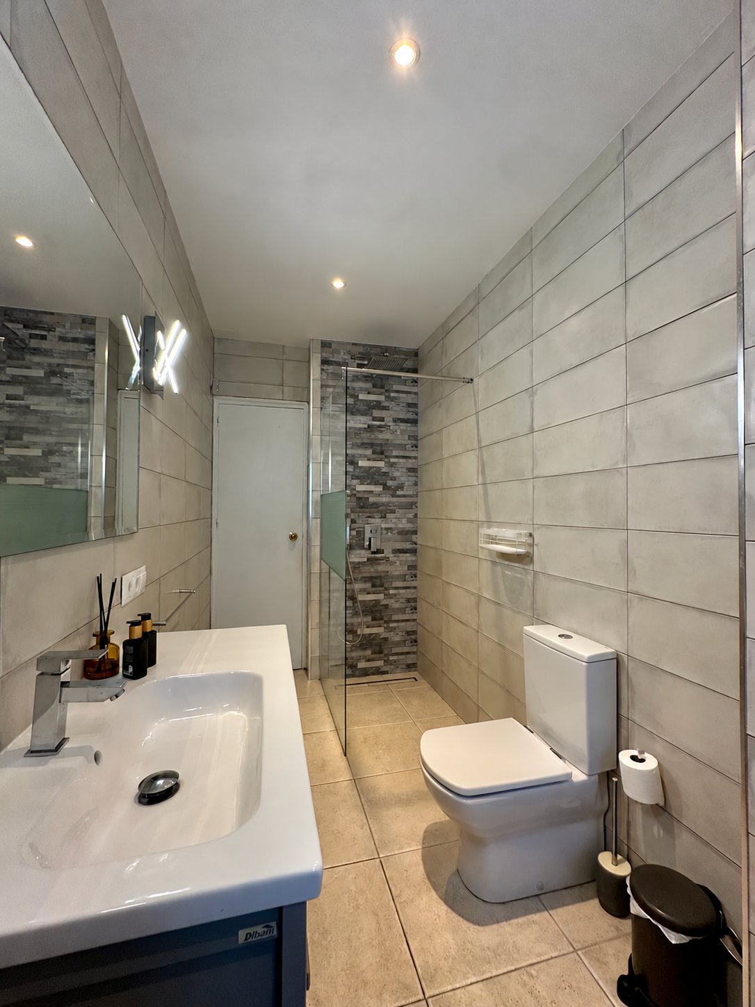 VILLA INDEPENDIENTE CON PISCINA Y JARDÍN PRIVADOS A POCOS MINUTOS DE LA PLAYA – MIJAS COSTA