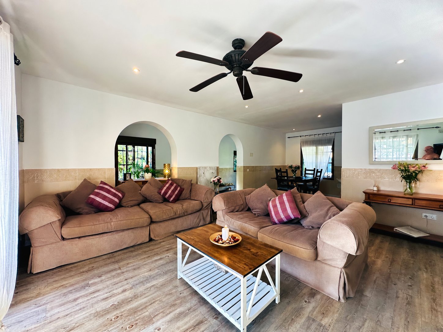 VILLA INDEPENDIENTE CON PISCINA Y JARDÍN PRIVADOS A POCOS MINUTOS DE LA PLAYA – MIJAS COSTA