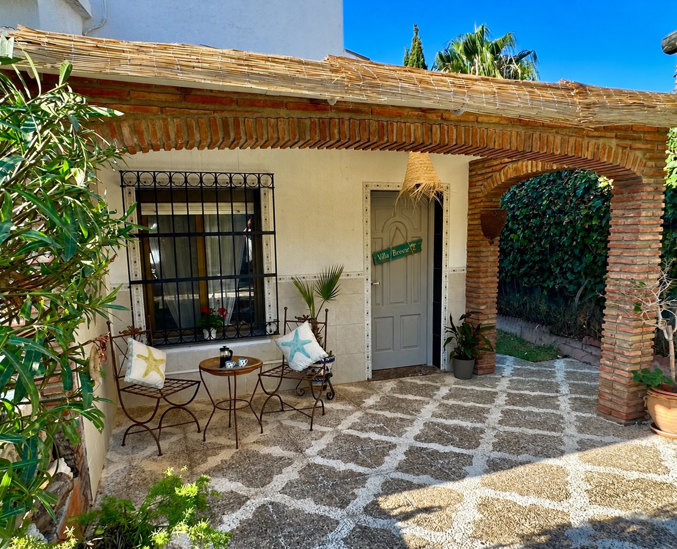 VILLA INDEPENDIENTE CON PISCINA Y JARDÍN PRIVADOS A POCOS MINUTOS DE LA PLAYA – MIJAS COSTA