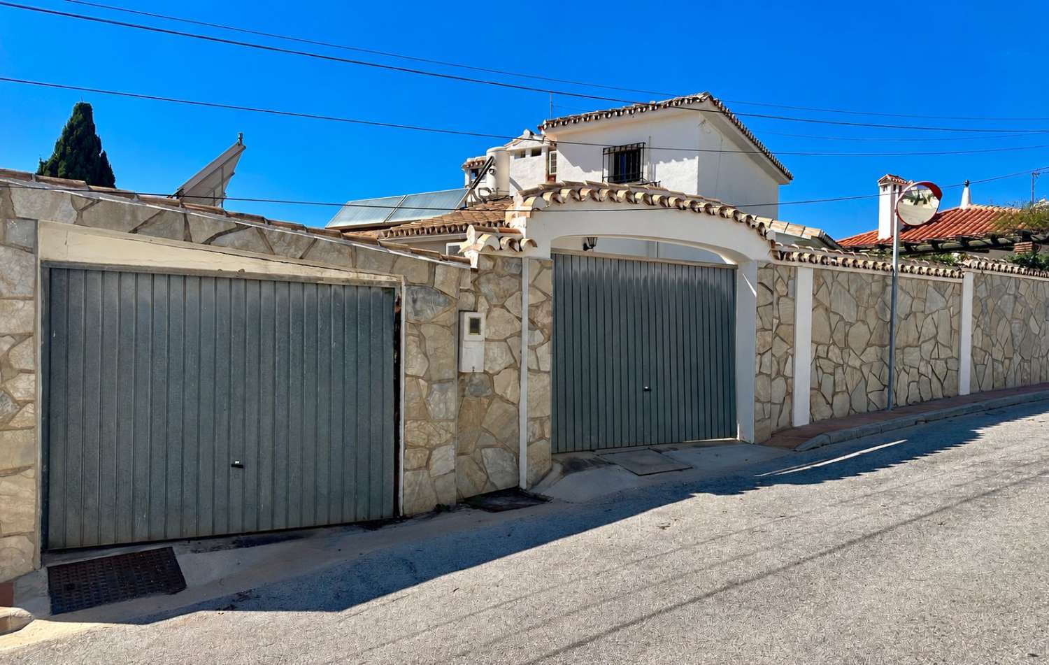 VILLA INDEPENDIENTE CON PISCINA Y JARDÍN PRIVADOS A POCOS MINUTOS DE LA PLAYA – MIJAS COSTA