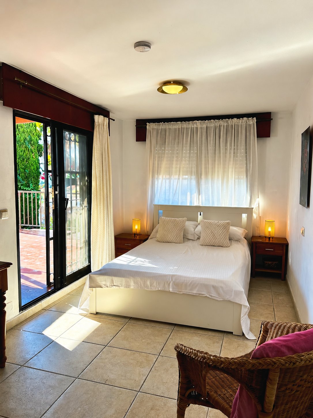 VILLA INDEPENDIENTE CON PISCINA Y JARDÍN PRIVADOS A POCOS MINUTOS DE LA PLAYA – MIJAS COSTA