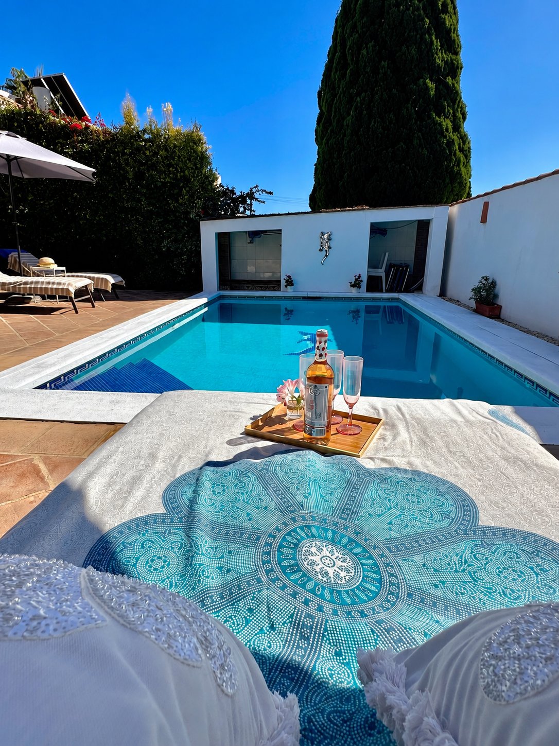 VILLA INDEPENDIENTE CON PISCINA Y JARDÍN PRIVADOS A POCOS MINUTOS DE LA PLAYA – MIJAS COSTA