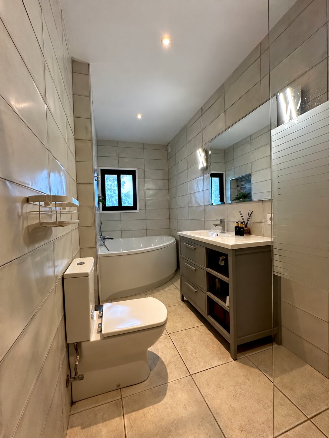 VILLA INDEPENDIENTE CON PISCINA Y JARDÍN PRIVADOS A POCOS MINUTOS DE LA PLAYA – MIJAS COSTA