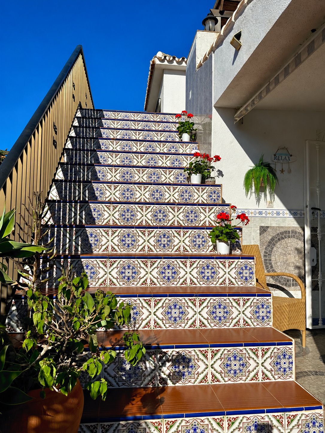 VILLA INDEPENDIENTE CON PISCINA Y JARDÍN PRIVADOS A POCOS MINUTOS DE LA PLAYA – MIJAS COSTA