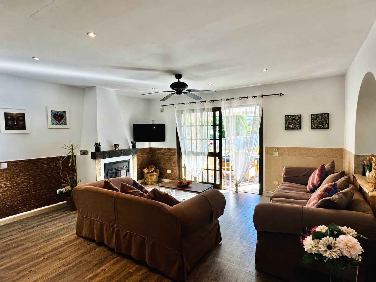 VILLA INDEPENDIENTE CON PISCINA Y JARDÍN PRIVADOS A POCOS MINUTOS DE LA PLAYA – MIJAS COSTA