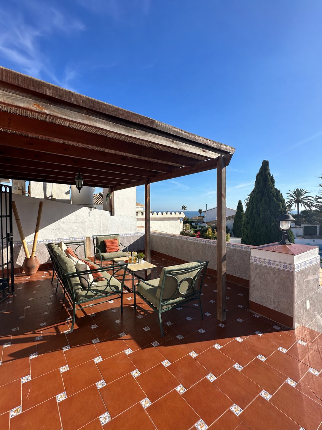 VILLA INDEPENDIENTE CON PISCINA Y JARDÍN PRIVADOS A POCOS MINUTOS DE LA PLAYA – MIJAS COSTA
