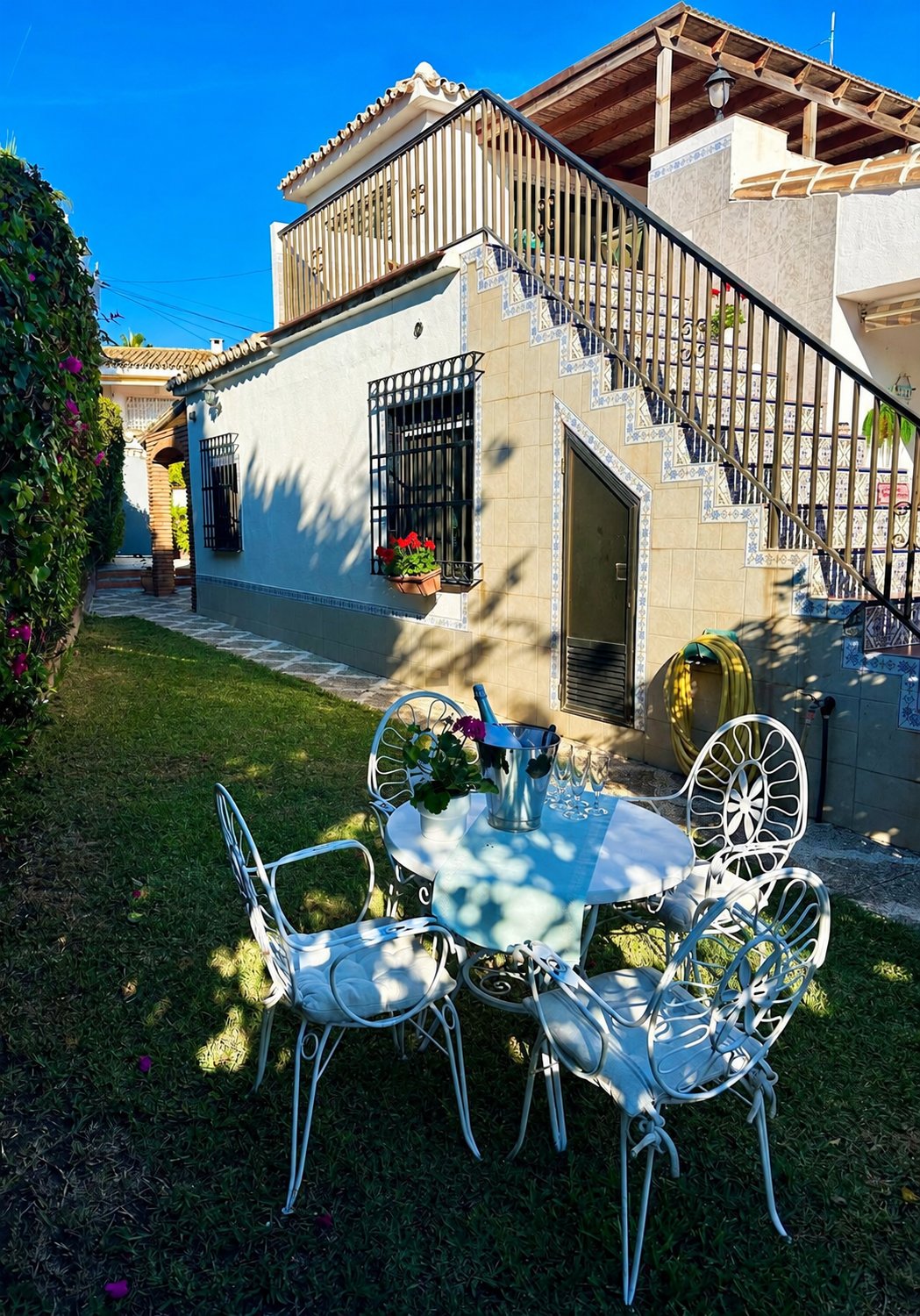VILLA INDEPENDIENTE CON PISCINA Y JARDÍN PRIVADOS A POCOS MINUTOS DE LA PLAYA – MIJAS COSTA