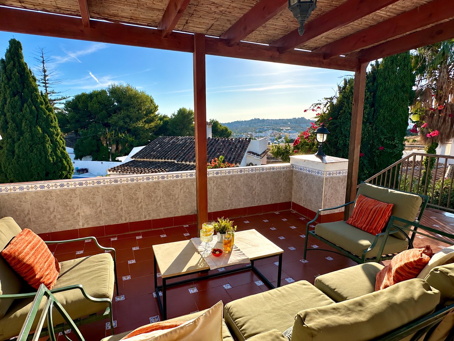 VILLA INDEPENDIENTE CON PISCINA Y JARDÍN PRIVADOS A POCOS MINUTOS DE LA PLAYA – MIJAS COSTA