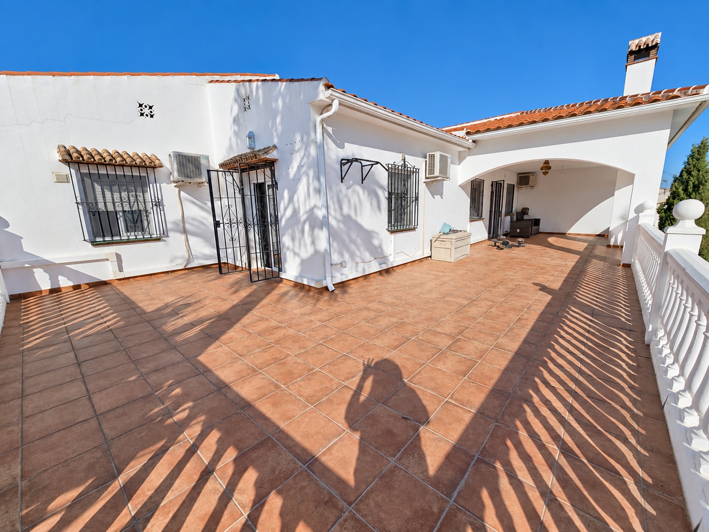 Cuatro viviendas independientes con piscina y vistas al mar en Pinos de Alhaurín
