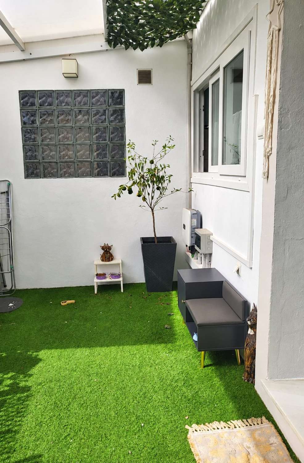 Adosado reformado con amplias terrazas y acceso directo a jardines y piscinas