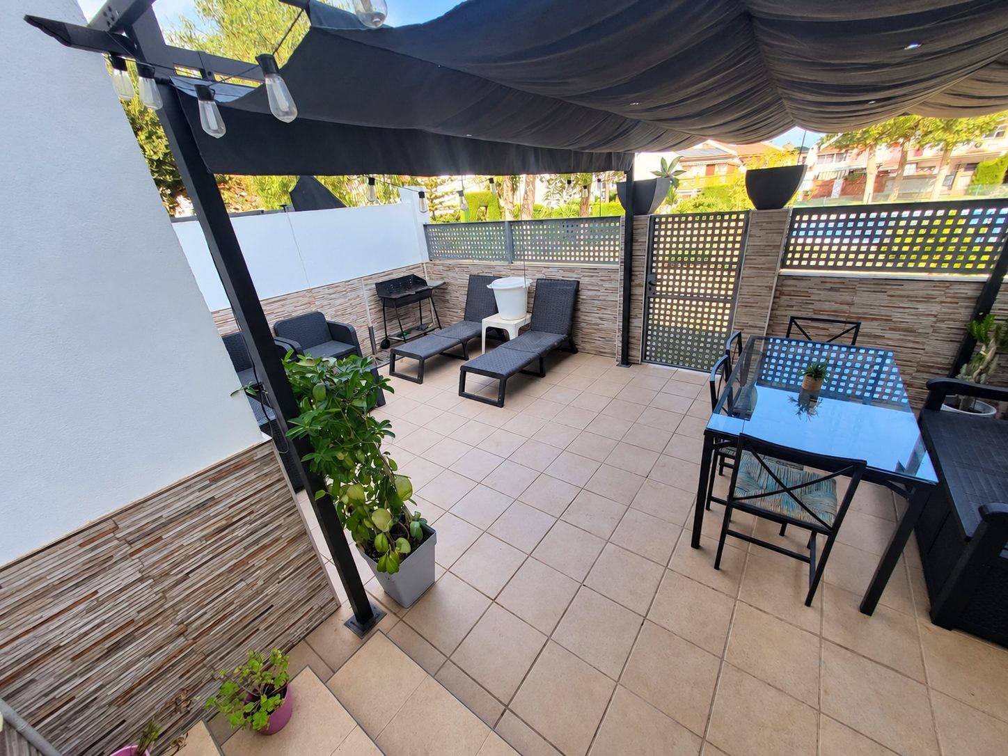 Adosado reformado con amplias terrazas y acceso directo a jardines y piscinas