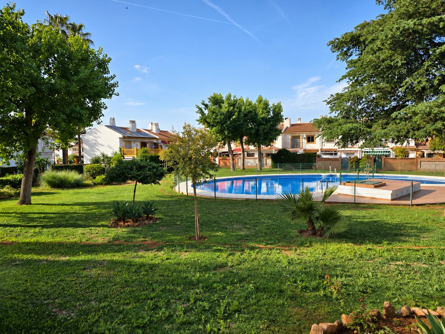 Adosado reformado con amplias terrazas y acceso directo a jardines y piscinas
