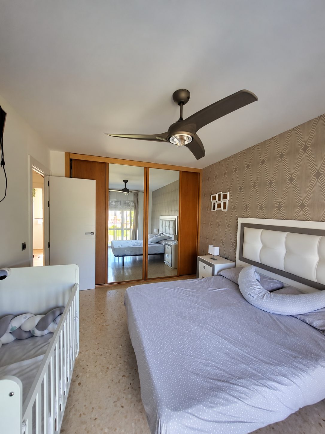 Adosado reformado con amplias terrazas y acceso directo a jardines y piscinas
