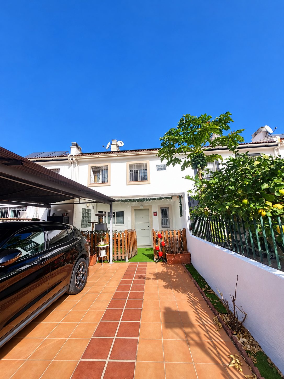 Adosado reformado con amplias terrazas y acceso directo a jardines y piscinas