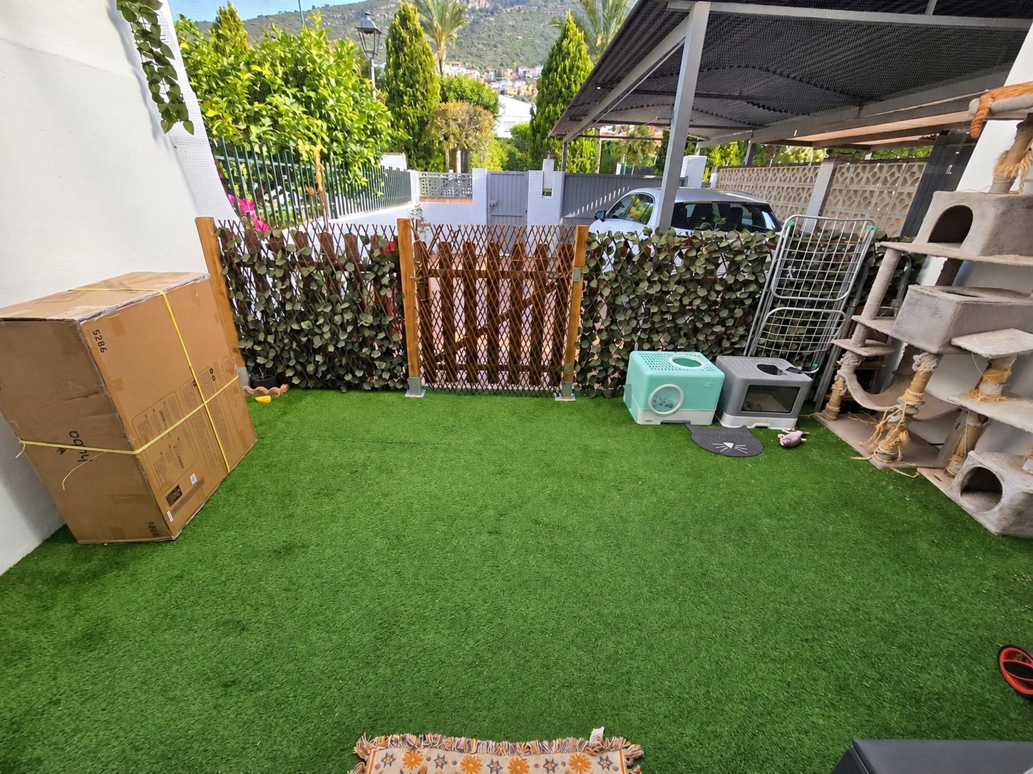 Adosado reformado con amplias terrazas y acceso directo a jardines y piscinas