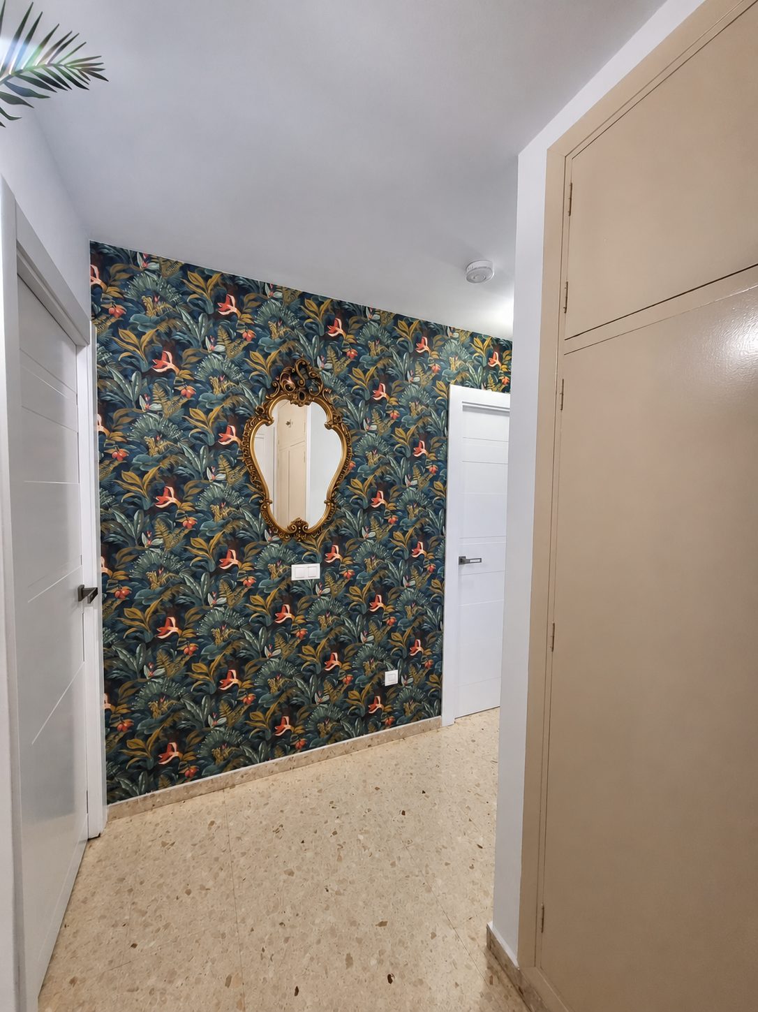 Adosado reformado con amplias terrazas y acceso directo a jardines y piscinas