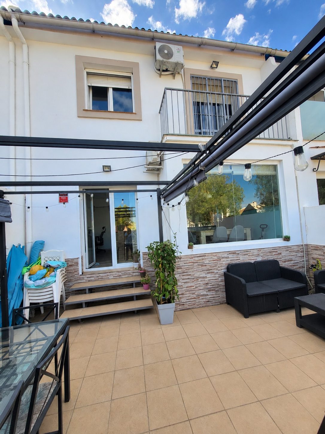Adosado reformado con amplias terrazas y acceso directo a jardines y piscinas