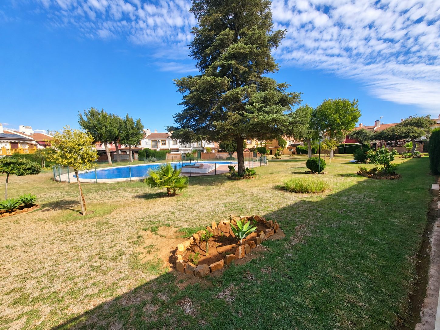 Adosado reformado con amplias terrazas y acceso directo a jardines y piscinas