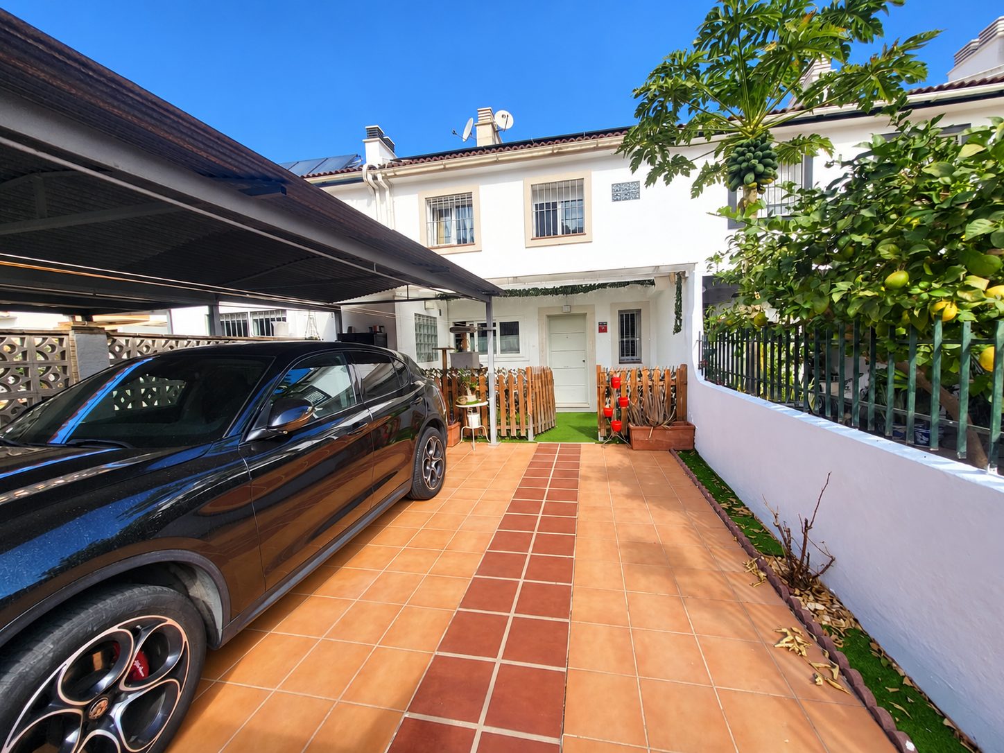 Adosado reformado con amplias terrazas y acceso directo a jardines y piscinas