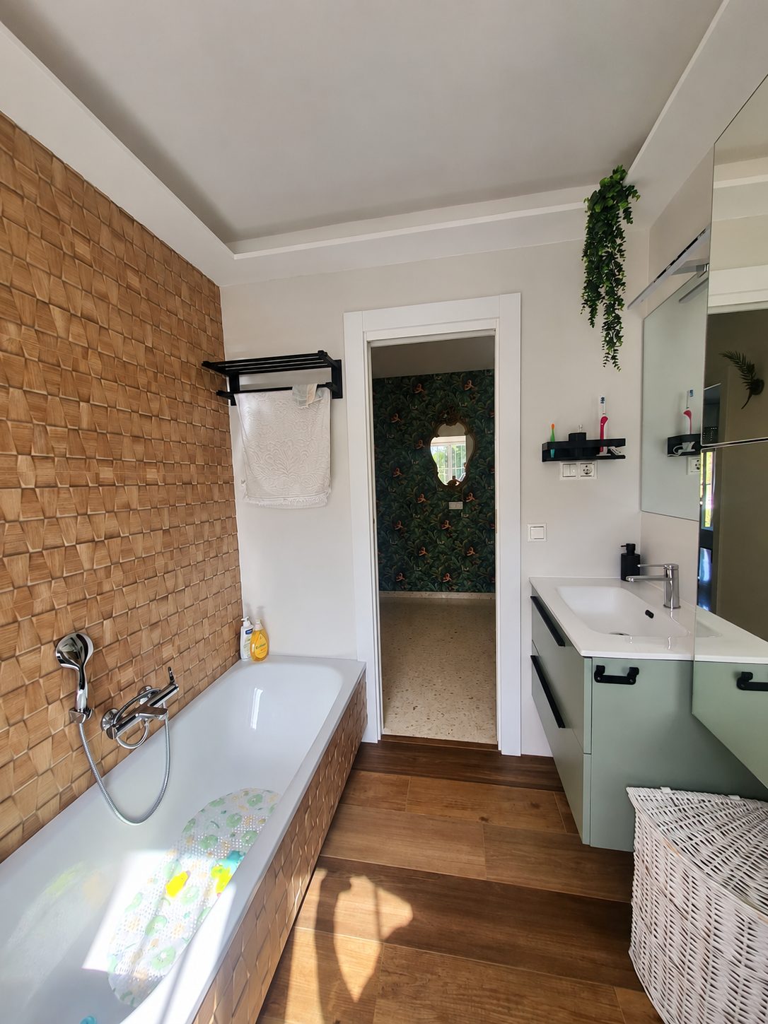 Adosado reformado con amplias terrazas y acceso directo a jardines y piscinas